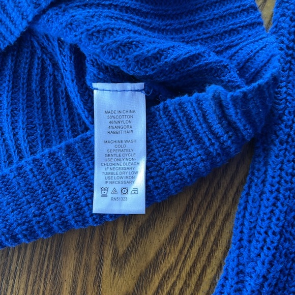 Bright Blue, beautifullly shaped knit sweater. - Picture 5 of 5